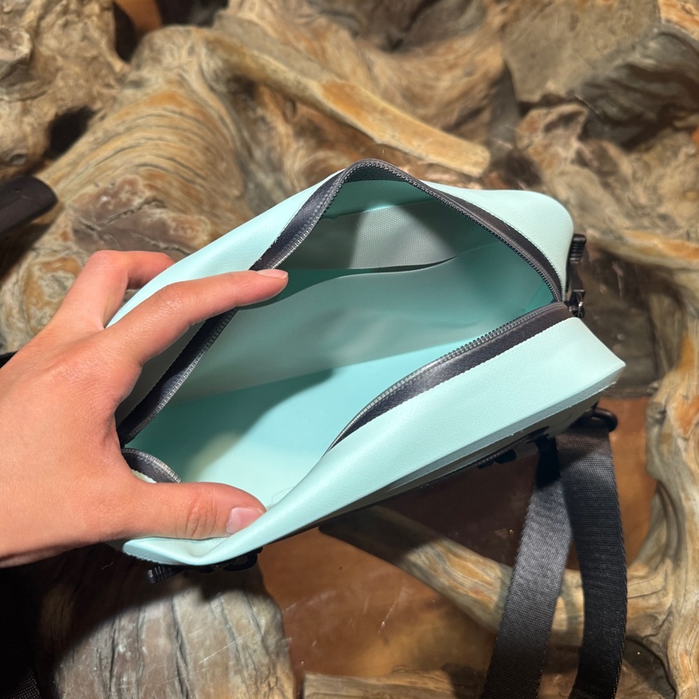 TOADFISH WATERPROOF SLING Fanny Pack - Picture 4 of 10